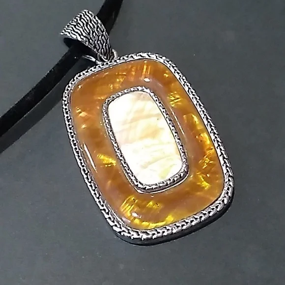 LIA SOPHIA || Mother of Pearl Inlay Pendant - Picture 1 of 14